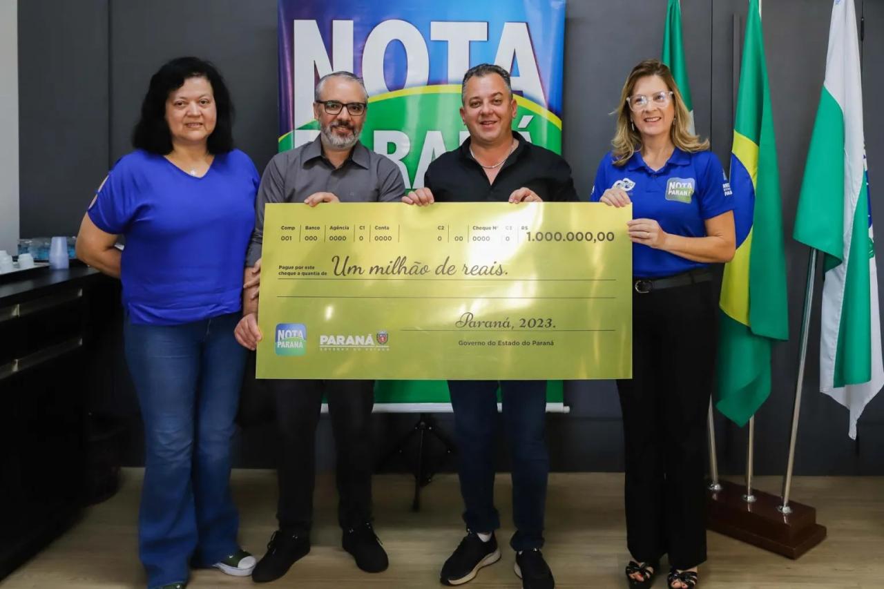 Ganhador do R$ 1 milhão do Nota Paraná recebe cheque simbólico em Cambé