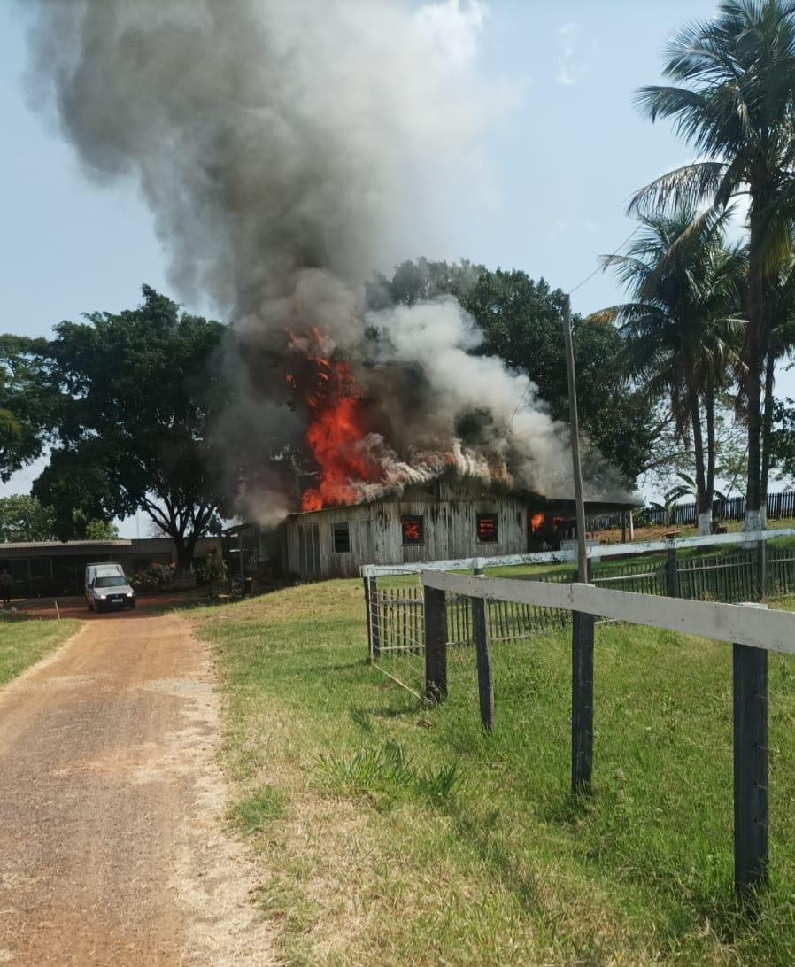 Casa é destruída por incêndio em Iporã