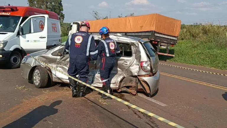 Acidente entre automóvel e ônibus deixa duas pessoas mortas na PR-323, em Cianorte