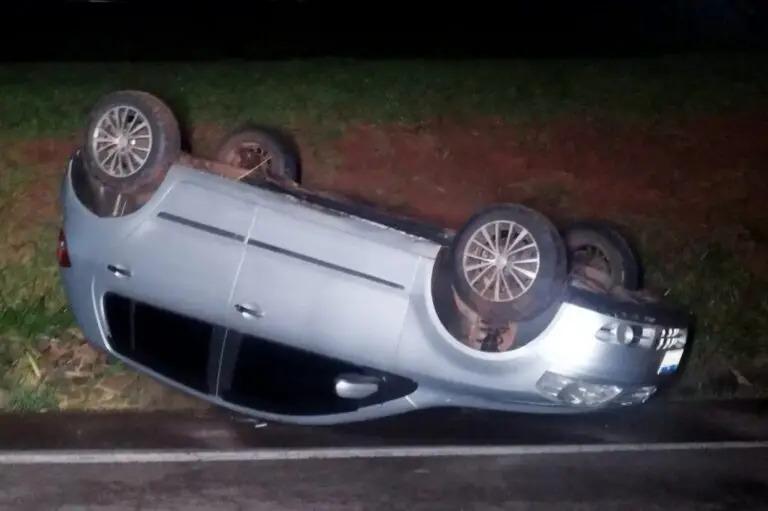 Carro com família de Toledo capota no trevo de acesso a Alto Piquiri na noite deste domingo