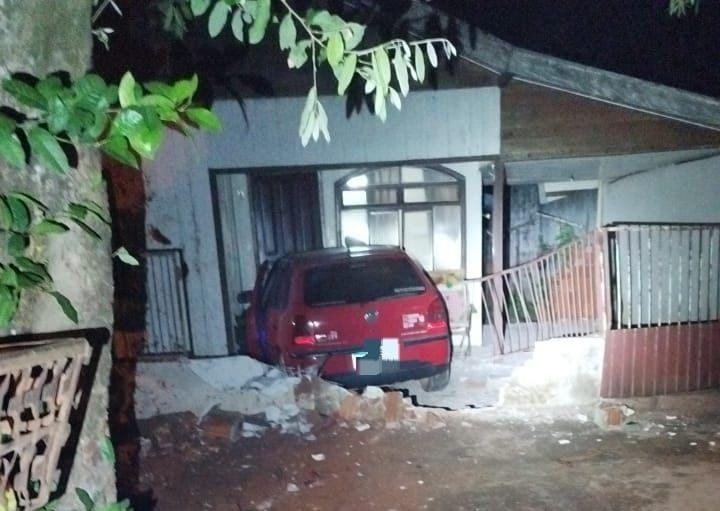 Condutor visivelmente embriagado perde controle do veículo ao fugir de abordagem da PM em Altônia