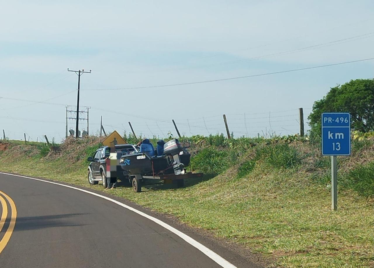 Dois homens param em rodovia para suas 