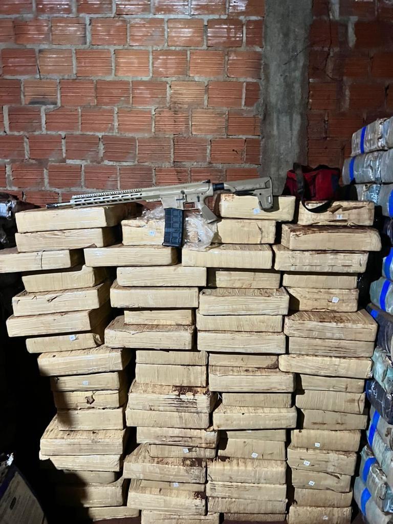 BPFRON e PF apreendem mais de sete toneladas de drogas, fuzis e munições em Palotina