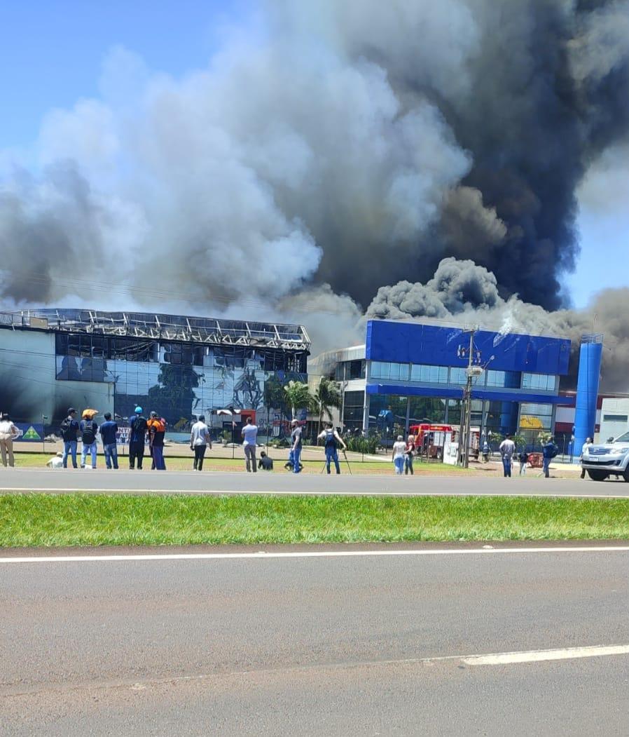 Incêndio destrói depósitos de empresa de alimentos na BR 277 em Cascavel