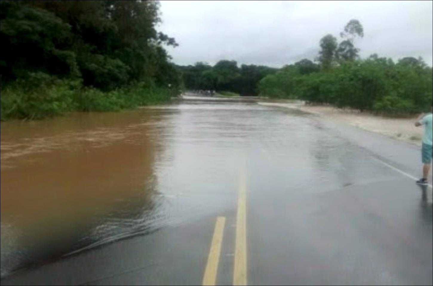 Condições climáticas extremas levam ao fechamento emergencial da BR-376 pela PRF