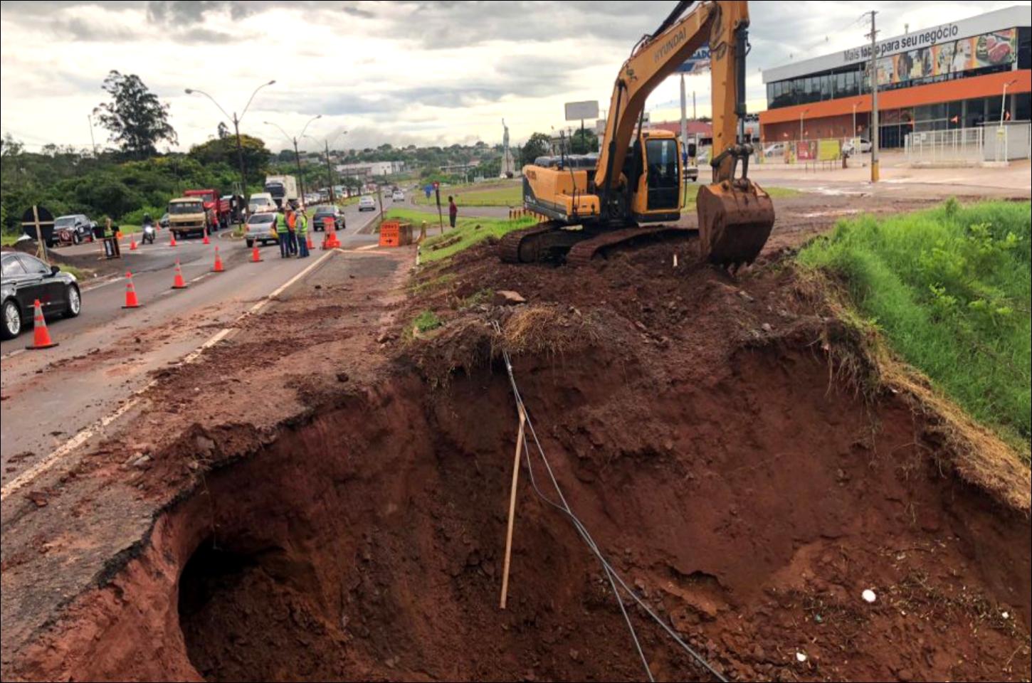 Cratera na PR 323 em Umuarama Gera Transtornos no Trânsito: Obras Emergenciais Anunciadas