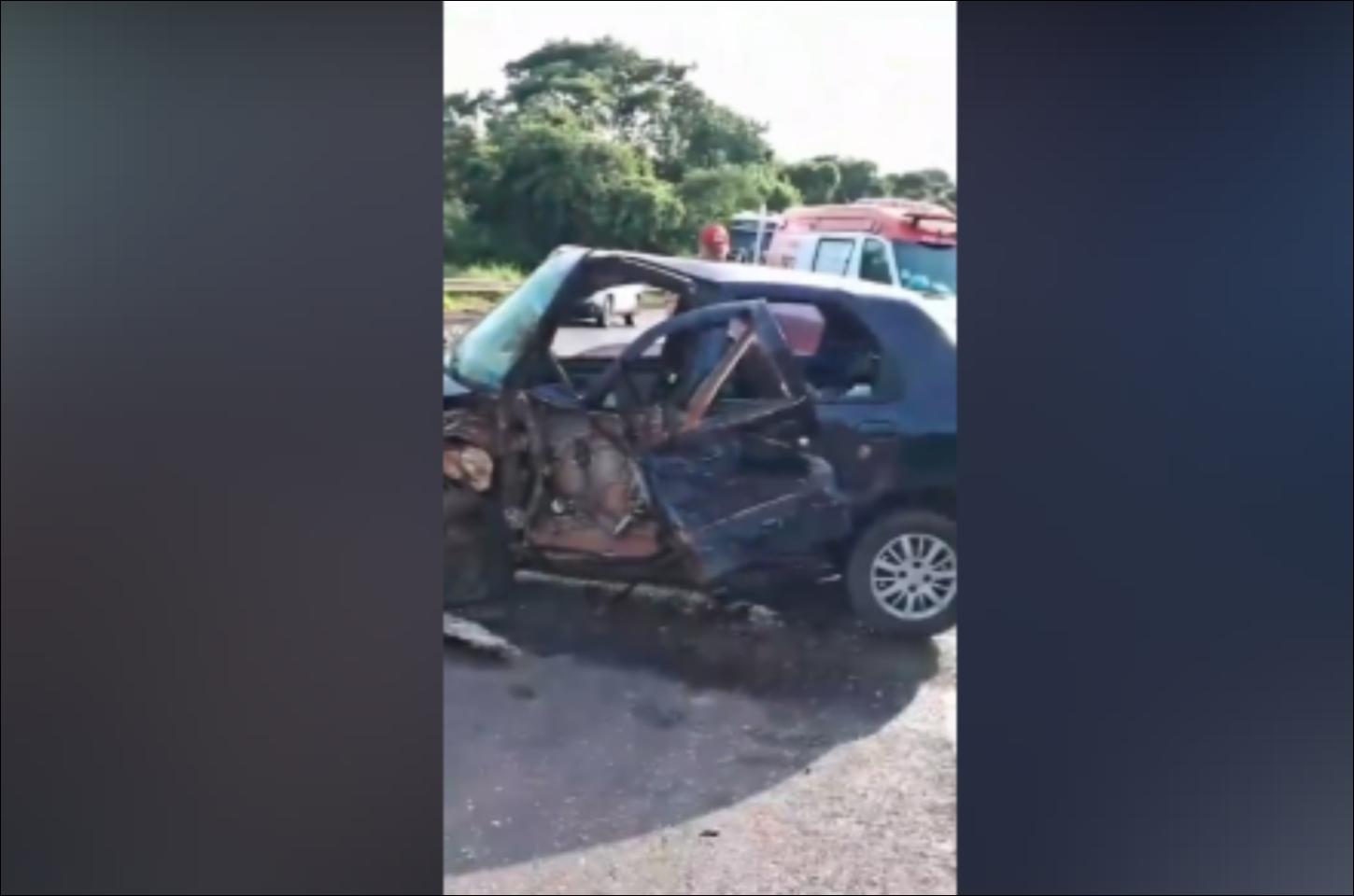 Carro carregado com Maconha colide com caminhão na PR-323 e suspeitos fugiram