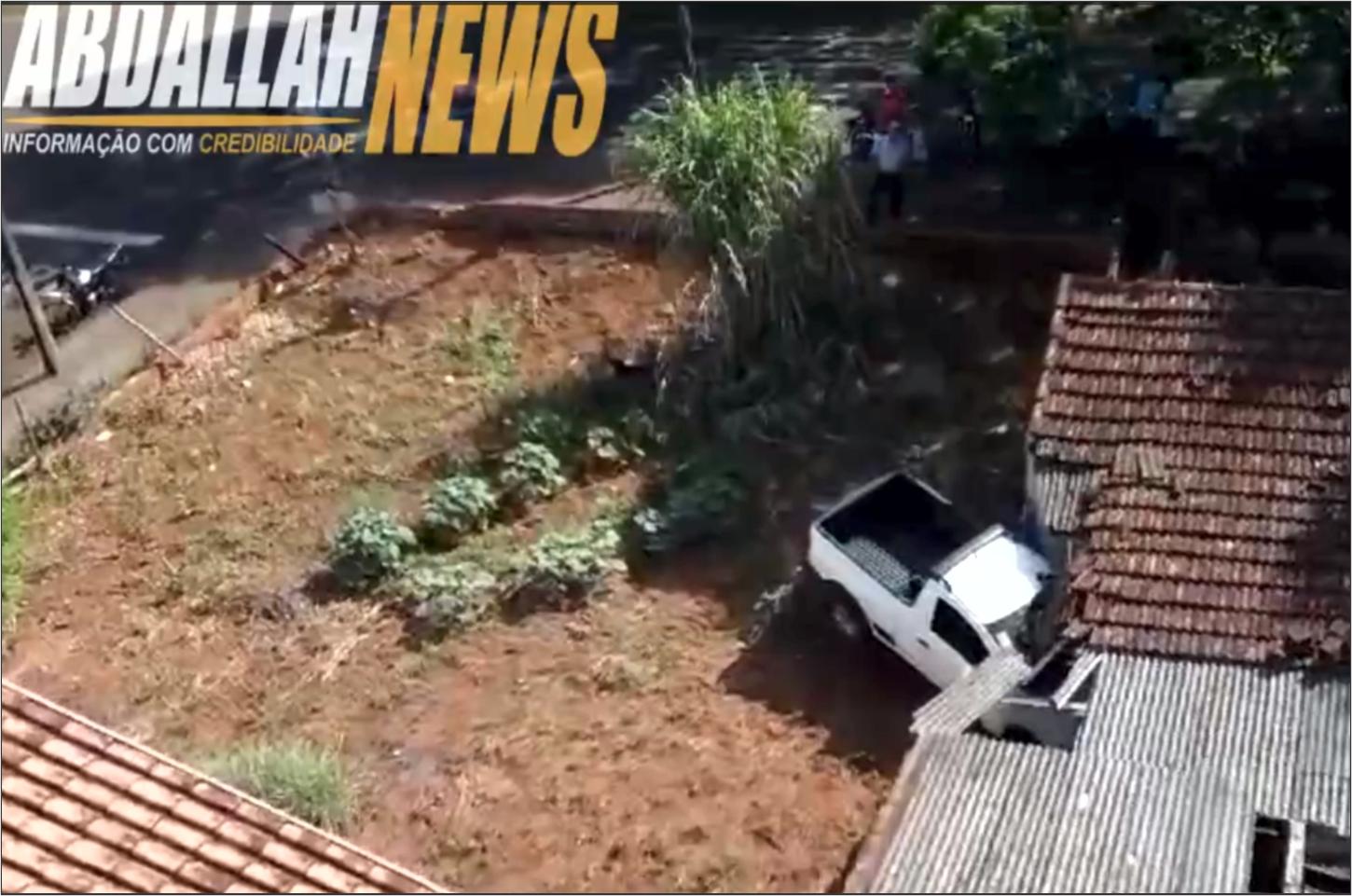 Carro sai da pista e decola mais de 20 metros e colide com muro de casa