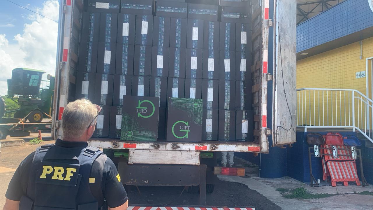 PRF de Guaira apreende 300.000 maços de cigarros em Operação