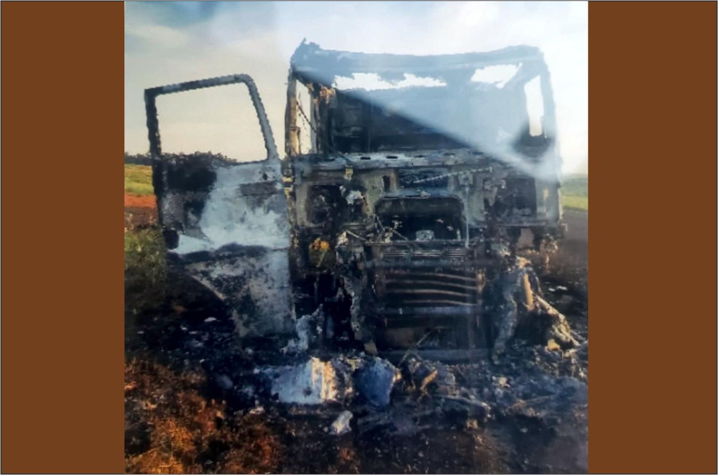 Caminhão pega fogo e fica todo destruído na Rodovia PR 486 em Alto Piquiri