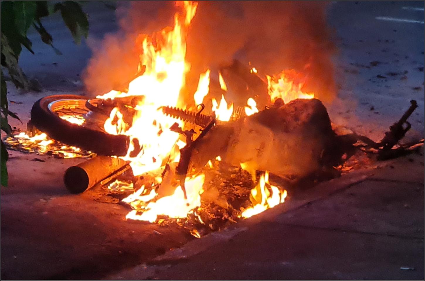 Motocicleta pega fogo e causa pânico no centro de Iporã