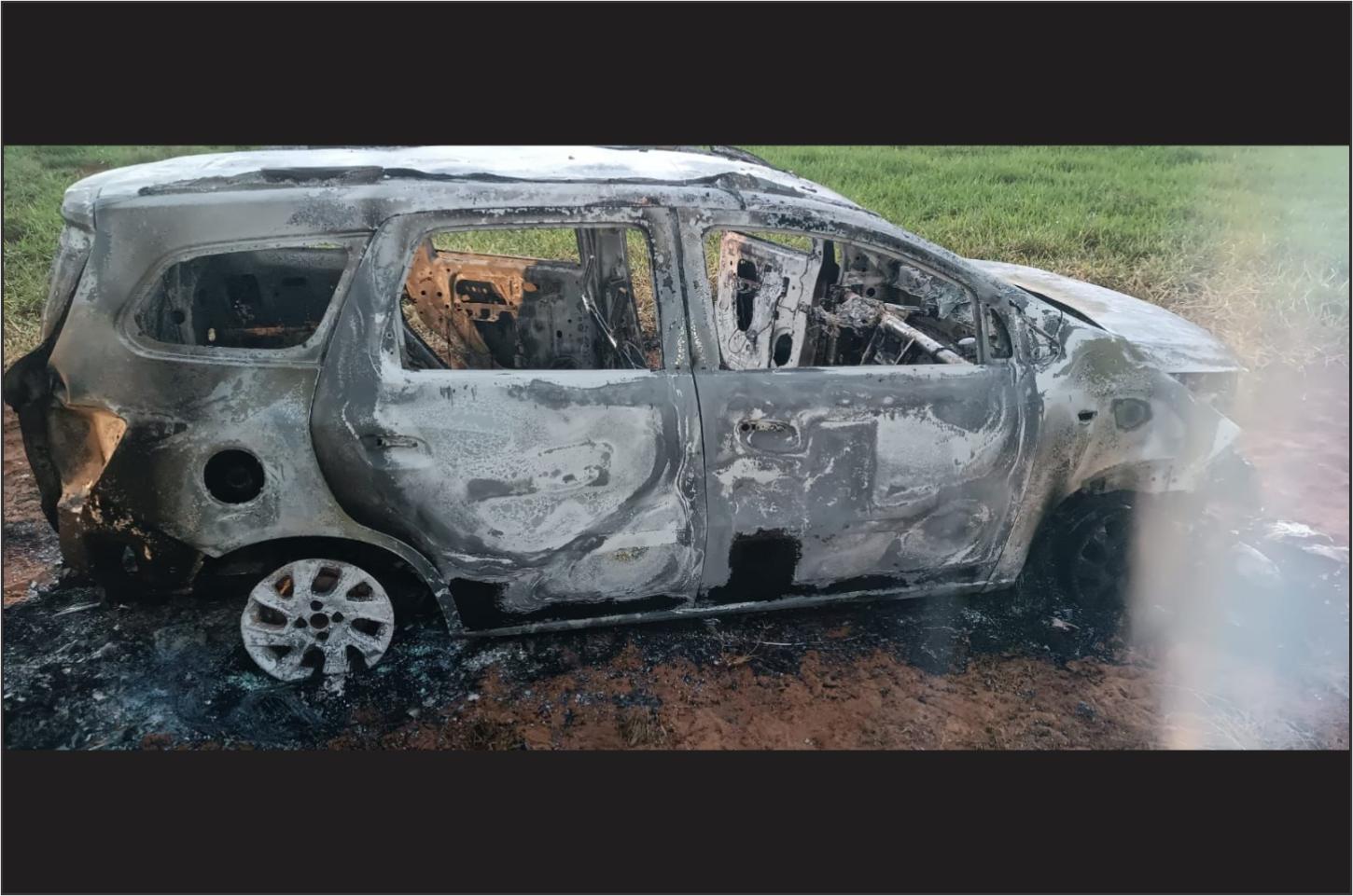 Veículo carbonizado é abandonado em propriedade rural de Alto Paraíso