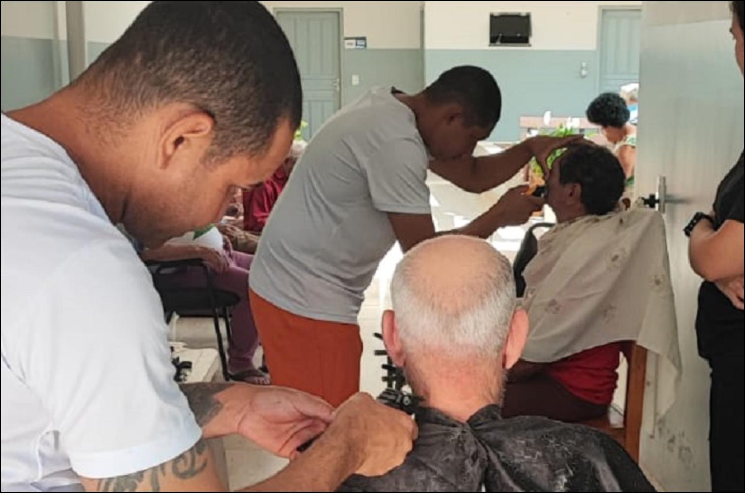 Apenados da Cadeia Pública de Iporã, realizam cortes de cabelo e barba dos assistidos pelo Lar dos Idosos