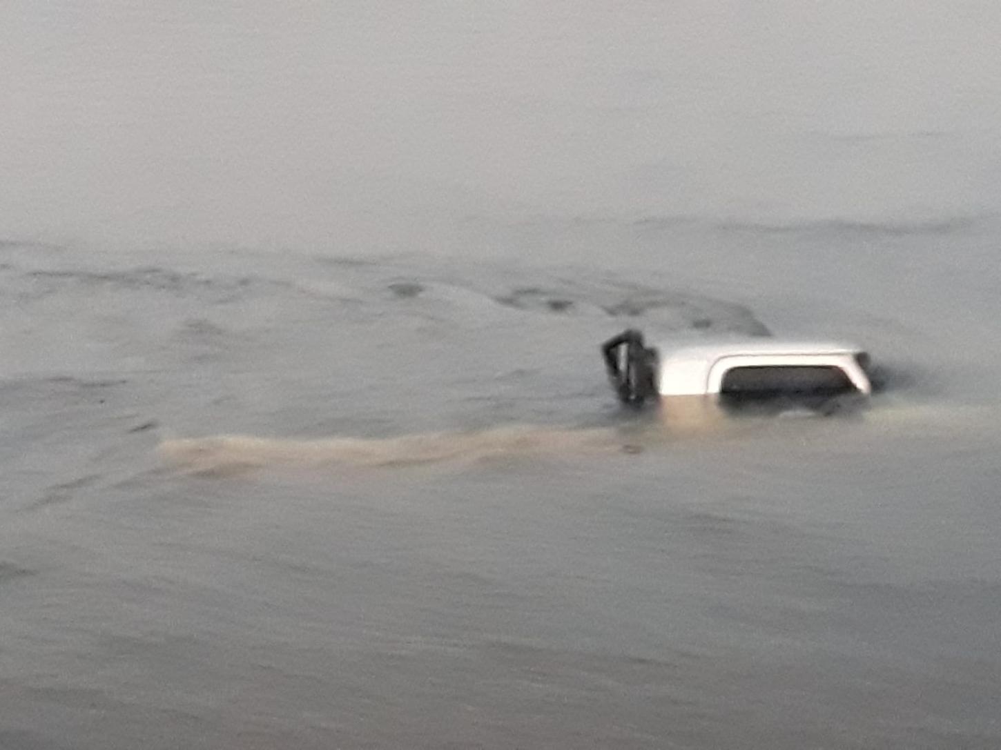 Veículo F-1000 cai no Rio Paraná durante manobra na Vila Yara, mas não há feridos