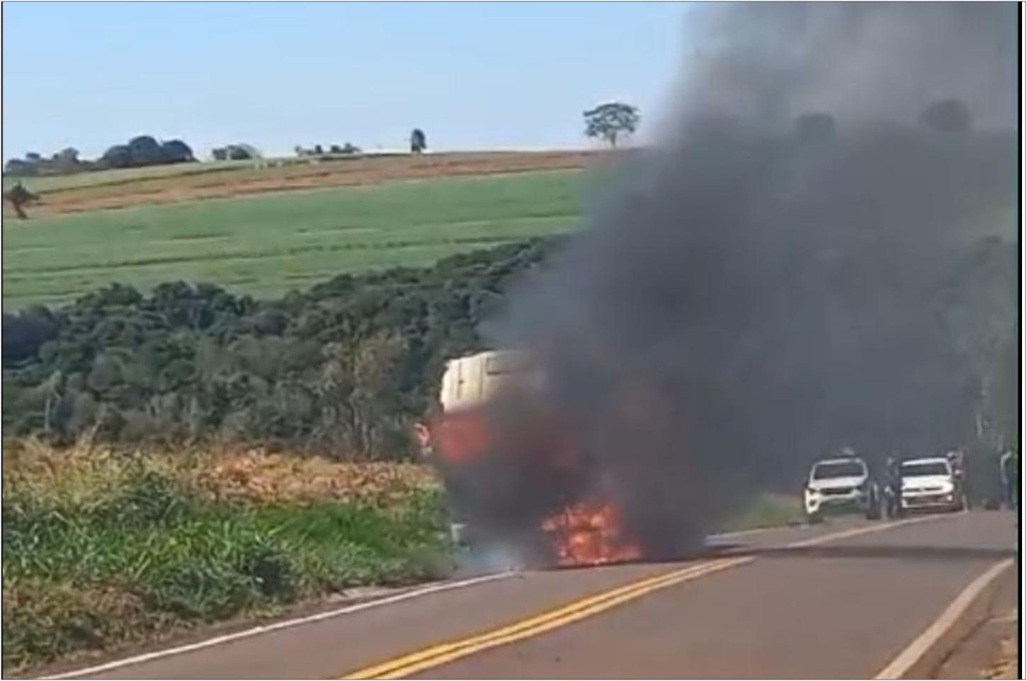 Caminhão fica tomado pelas chamas na rodovia entre Iporã e Altônia.