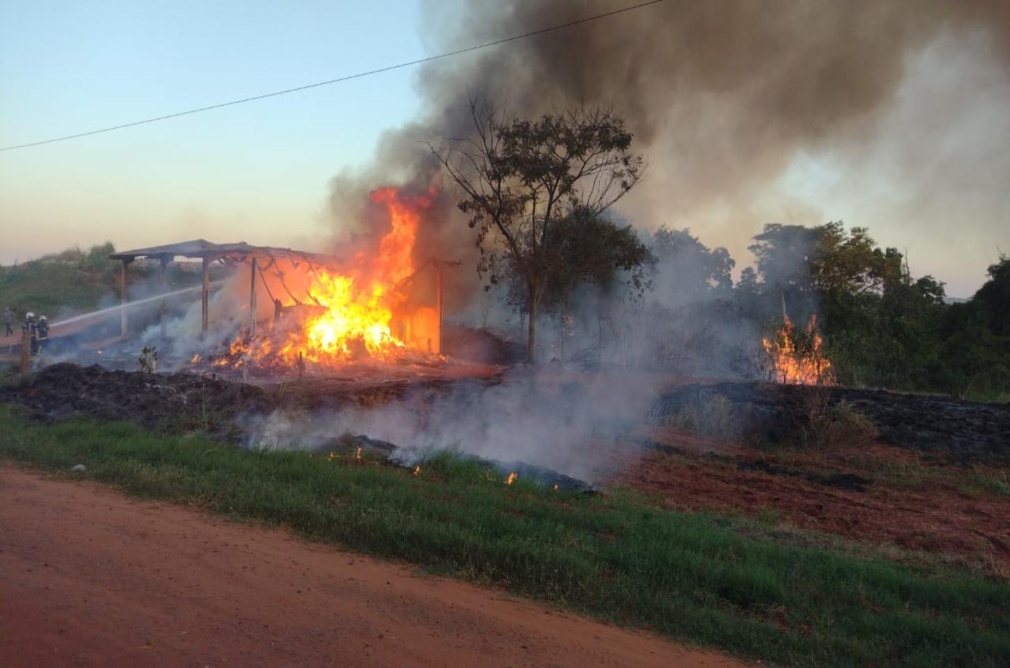 Fogo no barracao do lixão , se estende para o mato.