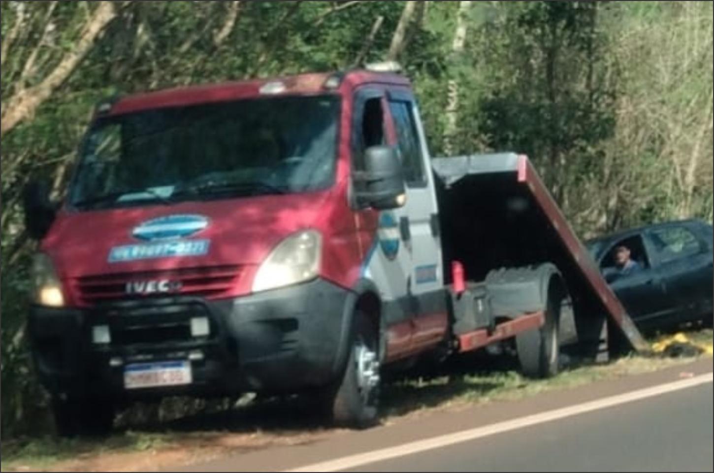 Carro sai da pista e se choca com arvore, sem vítimas na PR-182 entre Francisco Alves e Palotina