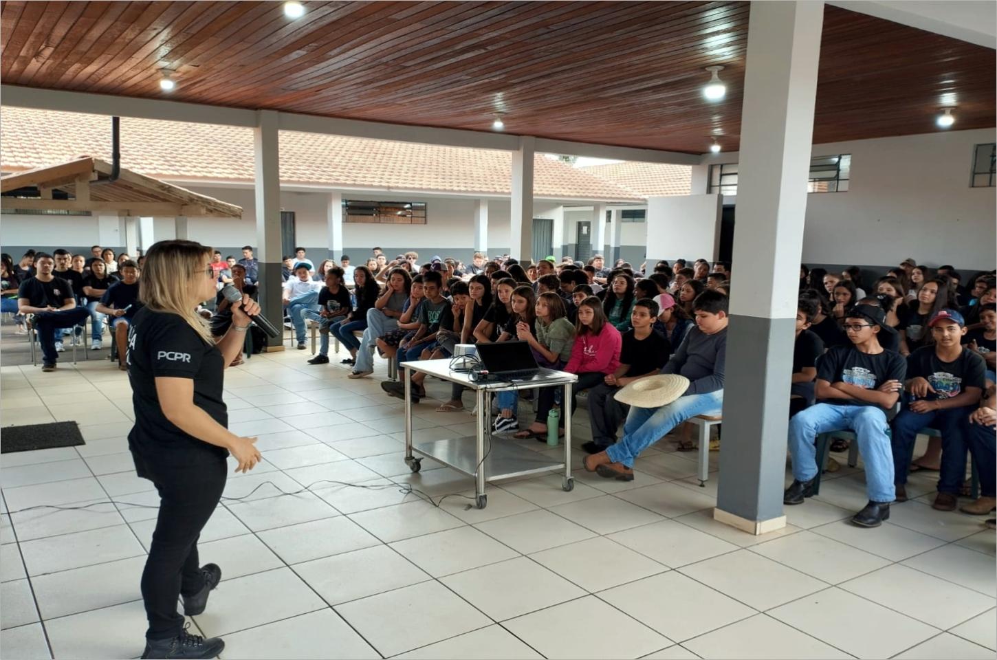 Polícia Civil do Paraná realiza palestra sobre bullying e crimes cibernéticos em Xambrê.