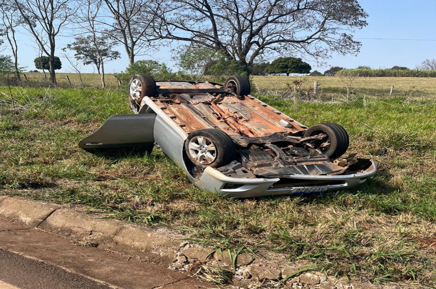 Condutora bate em Canaleta e Capota carro na PR-323 entre Iporã e Cafezal do Sul