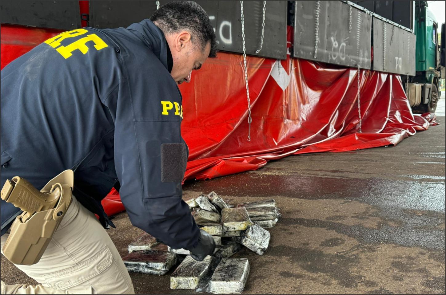 PRF apreende mais de 24 quilos de pasta base de cocaína em fundo falso de carreta estrangeira