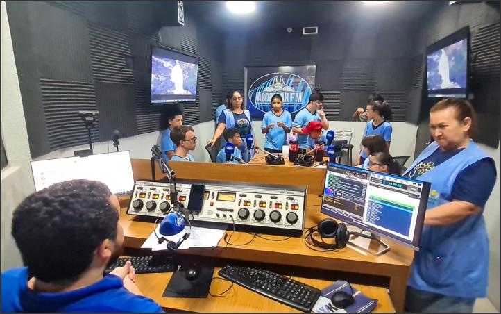 Visita de alunos da APAE de Iporã traz alegria e emoção aos estúdios da Rádio Abdallah FM