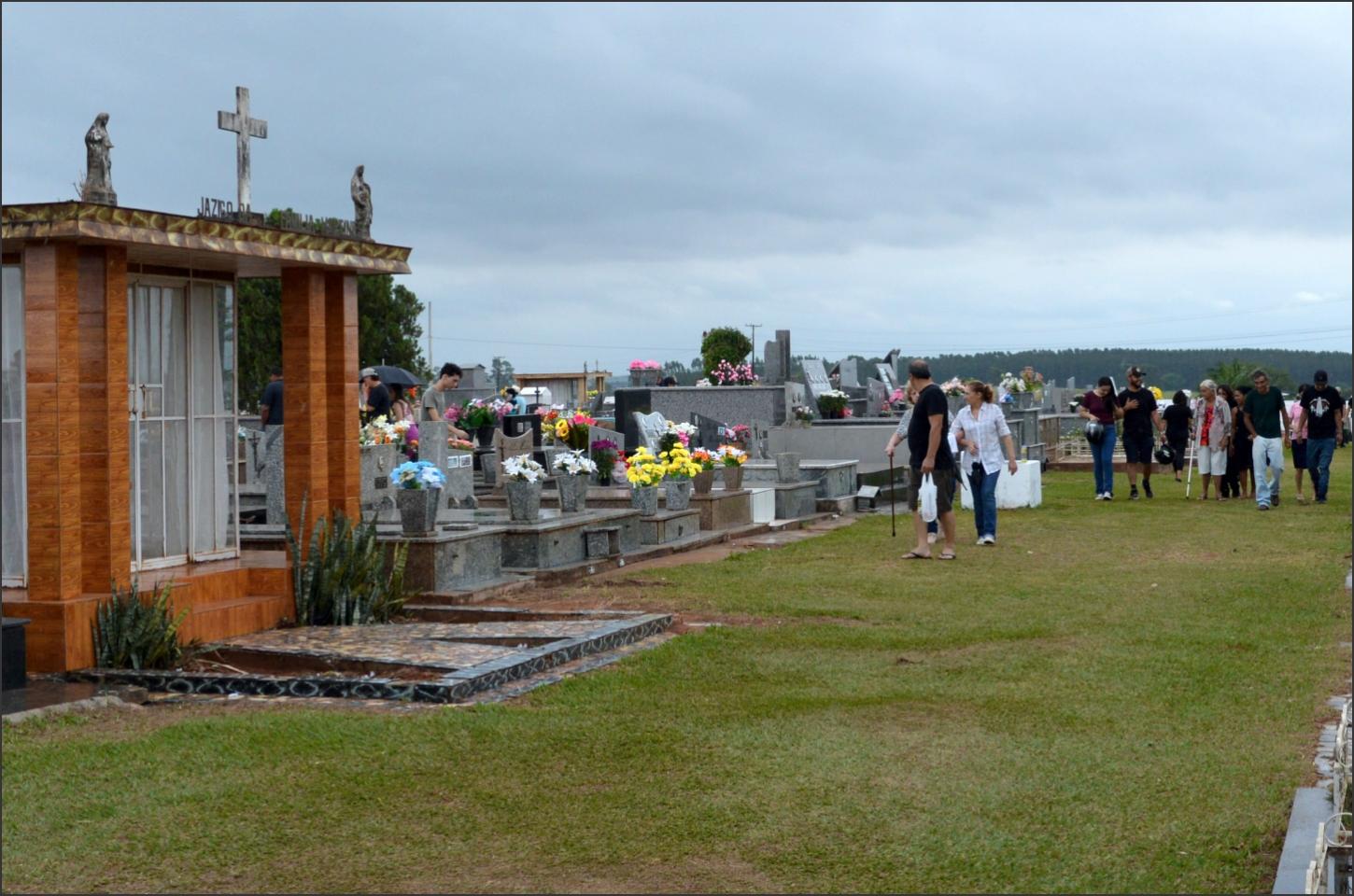Homenagens marcam Dia de Finados no Cemitério Municipal de Iporã