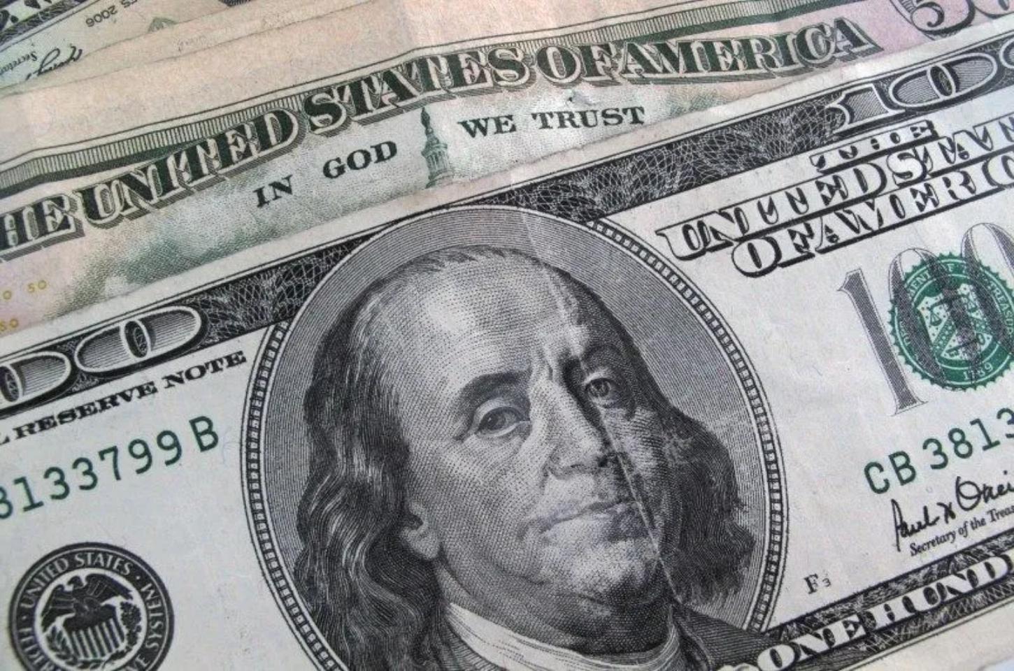 Dólar inicia o dia em alta e bate em R$ 6 após divulgação de pacote fiscal