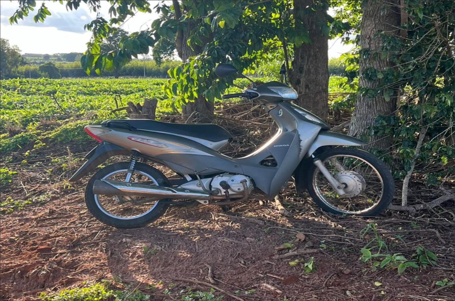 Motoneta abandonada é encontrada em carreador rural próximo ao abatedouro de aves em Iporã