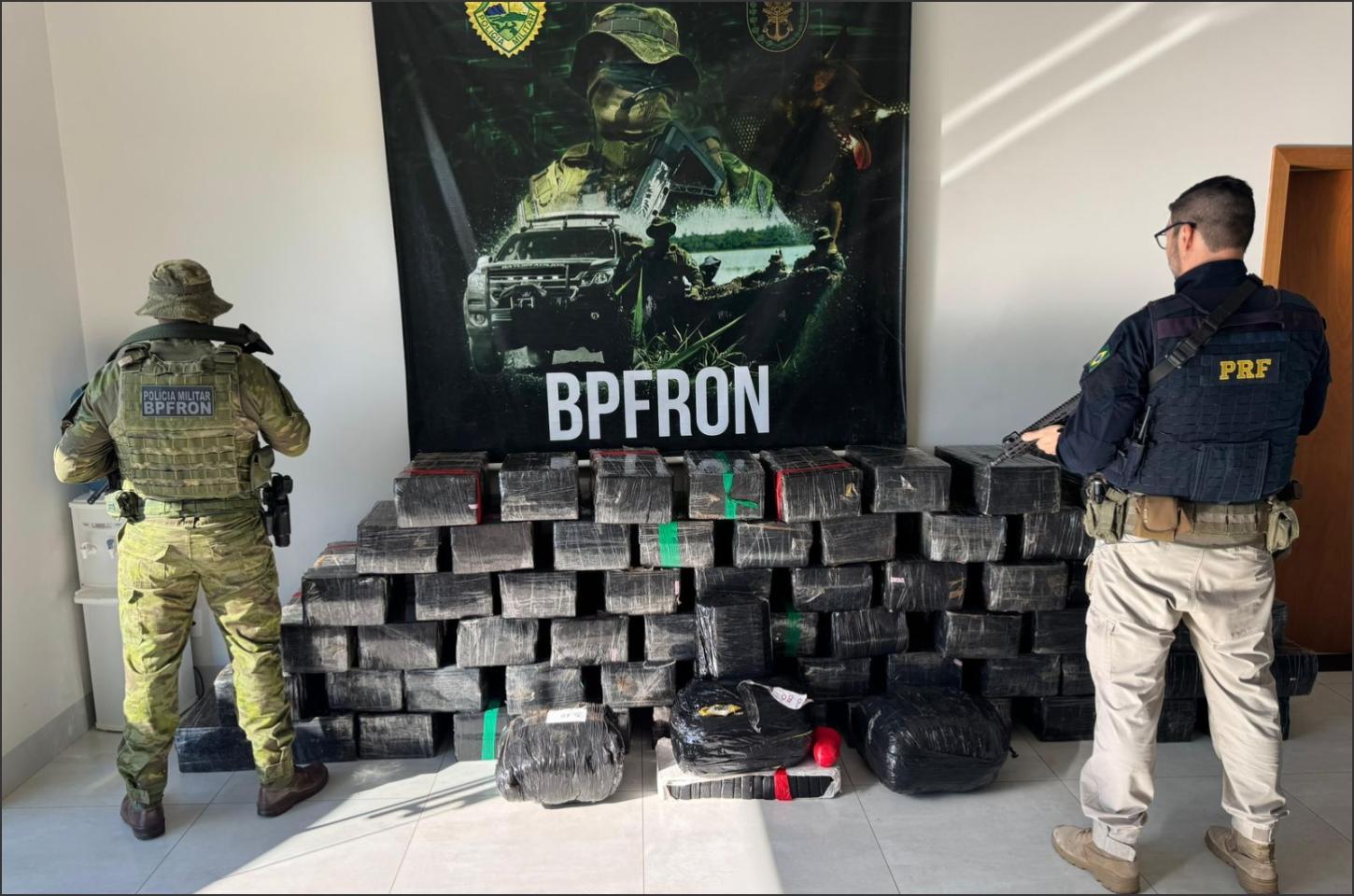 Ação conjunta entre BPFron e PRF apreende mais de uma tonelada de drogas em Perobal