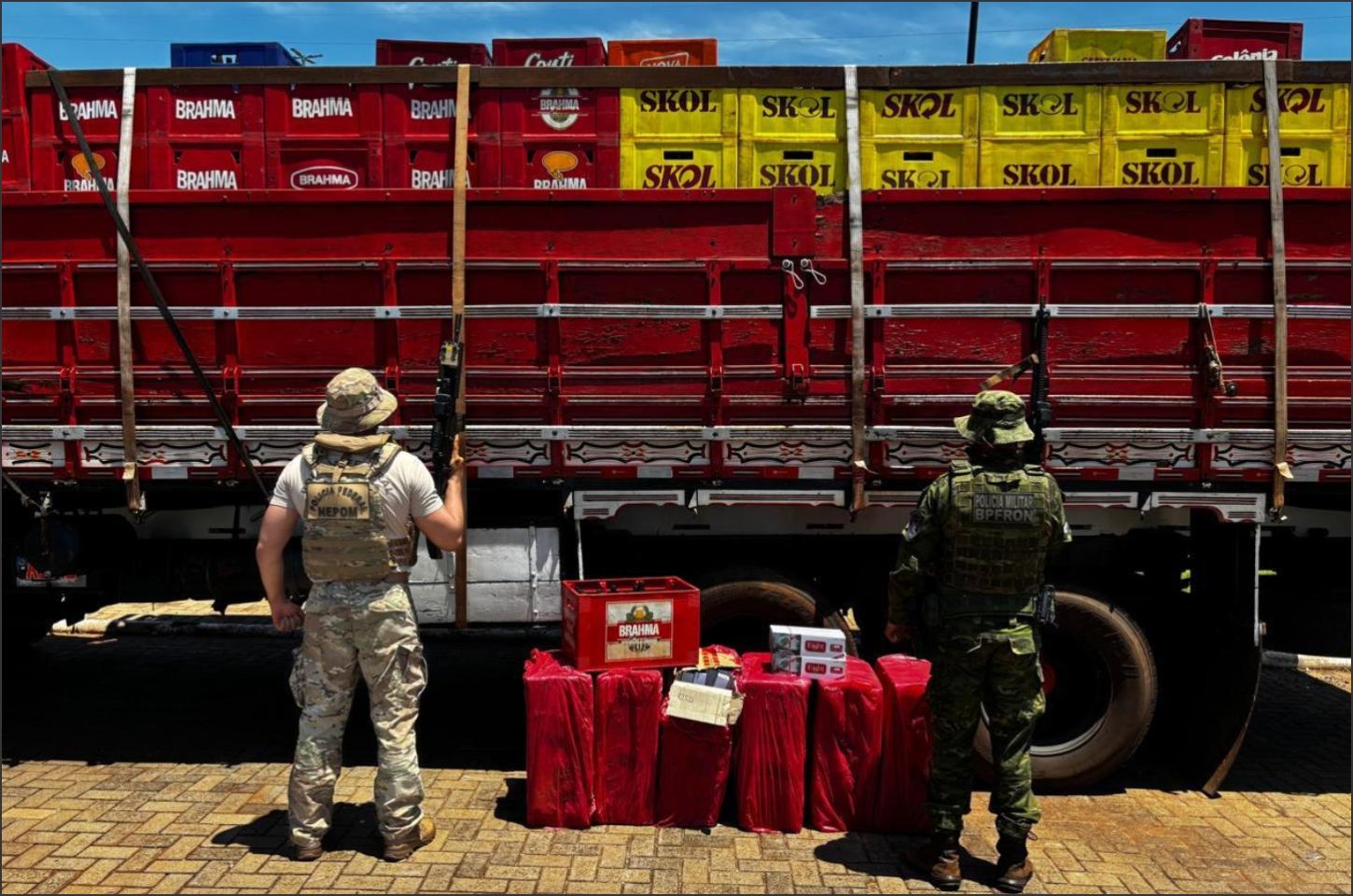 BPFRON E PF APREENDEM CAMINHÃO COM 22,5 MIL PACOTES DE CIGARROS CONTRABANDEADOS EM GUAÍRA