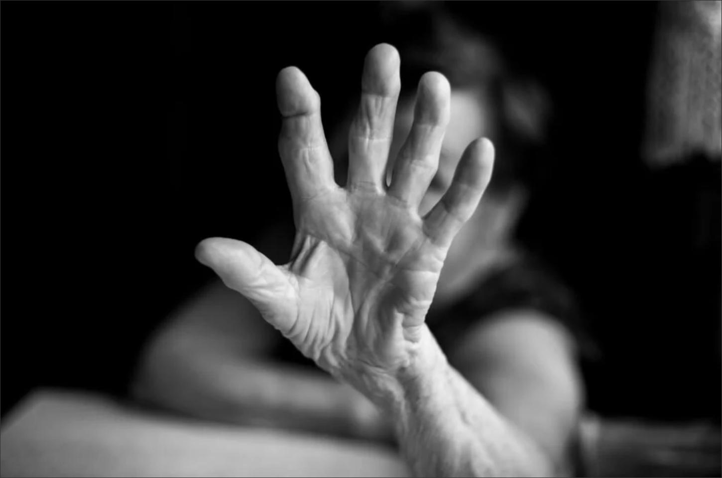 Homem é preso por agredir mãe idosa em Altônia e desacatar policiais.