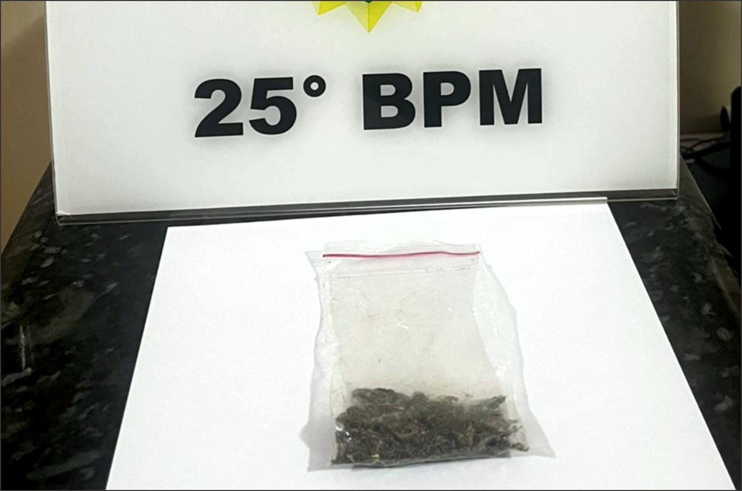 Jovem é Flagrado com Droga e Moto Barulhenta em Ação Policial no Centro de Iporã