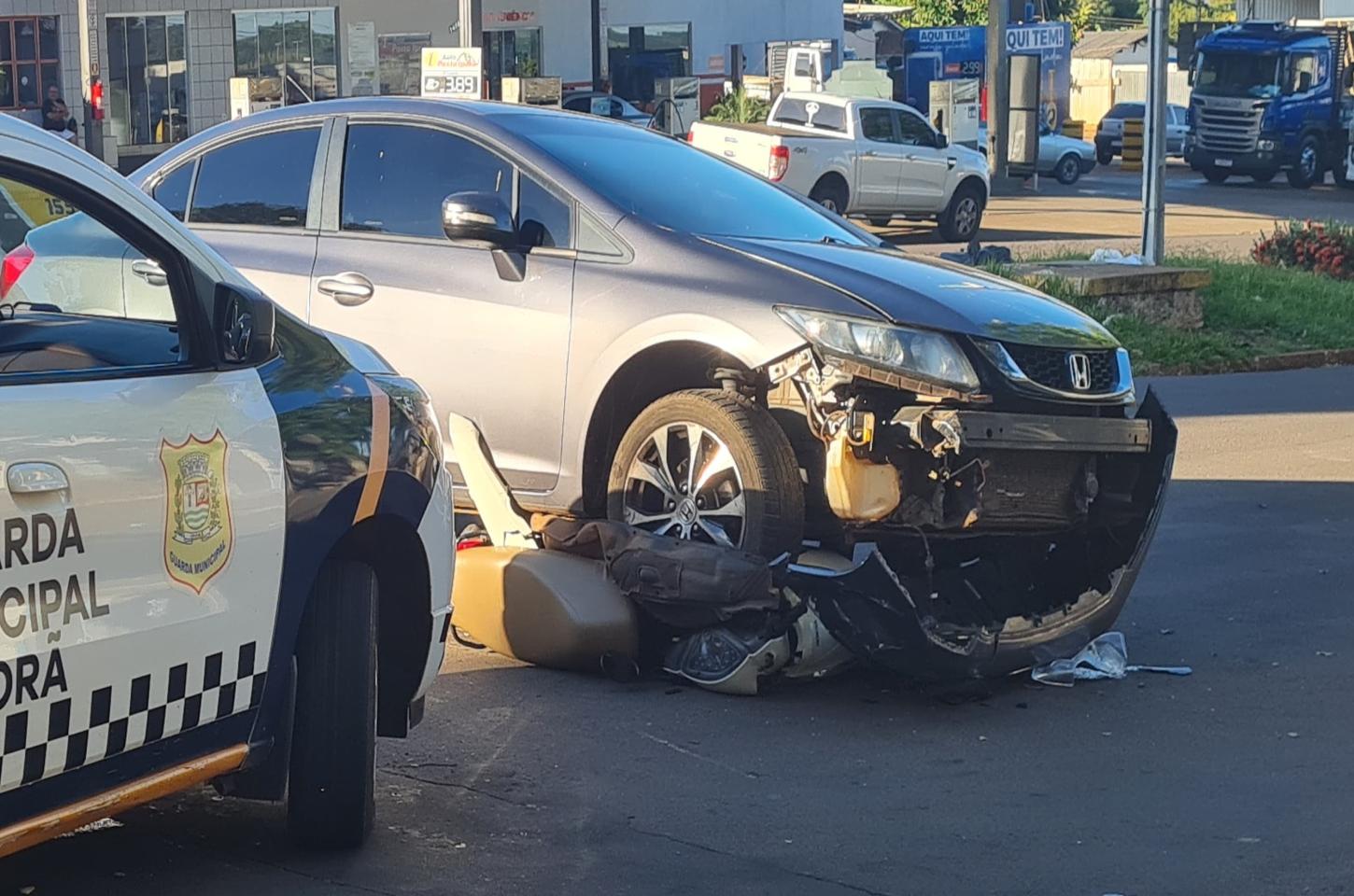 Colisão entre carro e motocicleta deixa mulher ferida no centro de Iporã