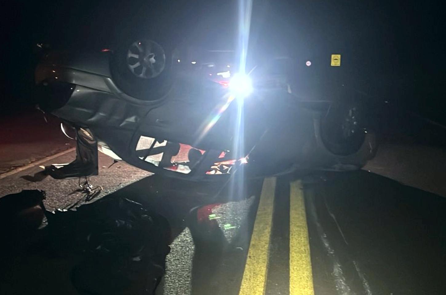 Motorista abandona veículo após capotamento na PRC-272 entre Franscisco Alves e Iporã
