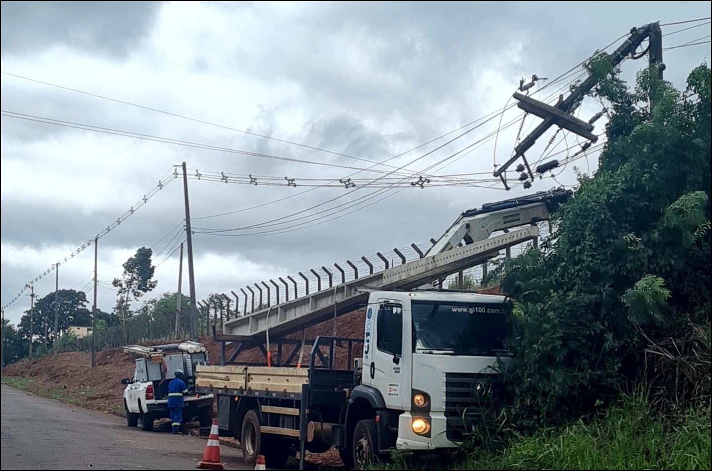 Após 5 horas sem energia, Copel inicia troca de poste, mas sem previsão de normalização; Rádio Abdallah FM continua fora do ar