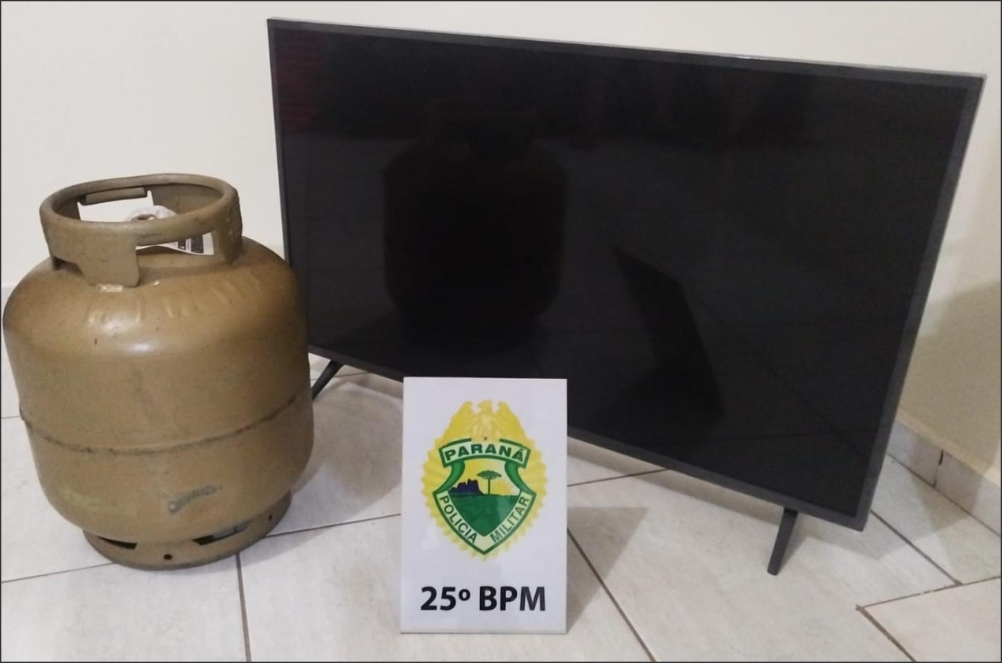Casal é flagrado escondendo TV furtada sob colchão após arrombamento em Alto Piquiri