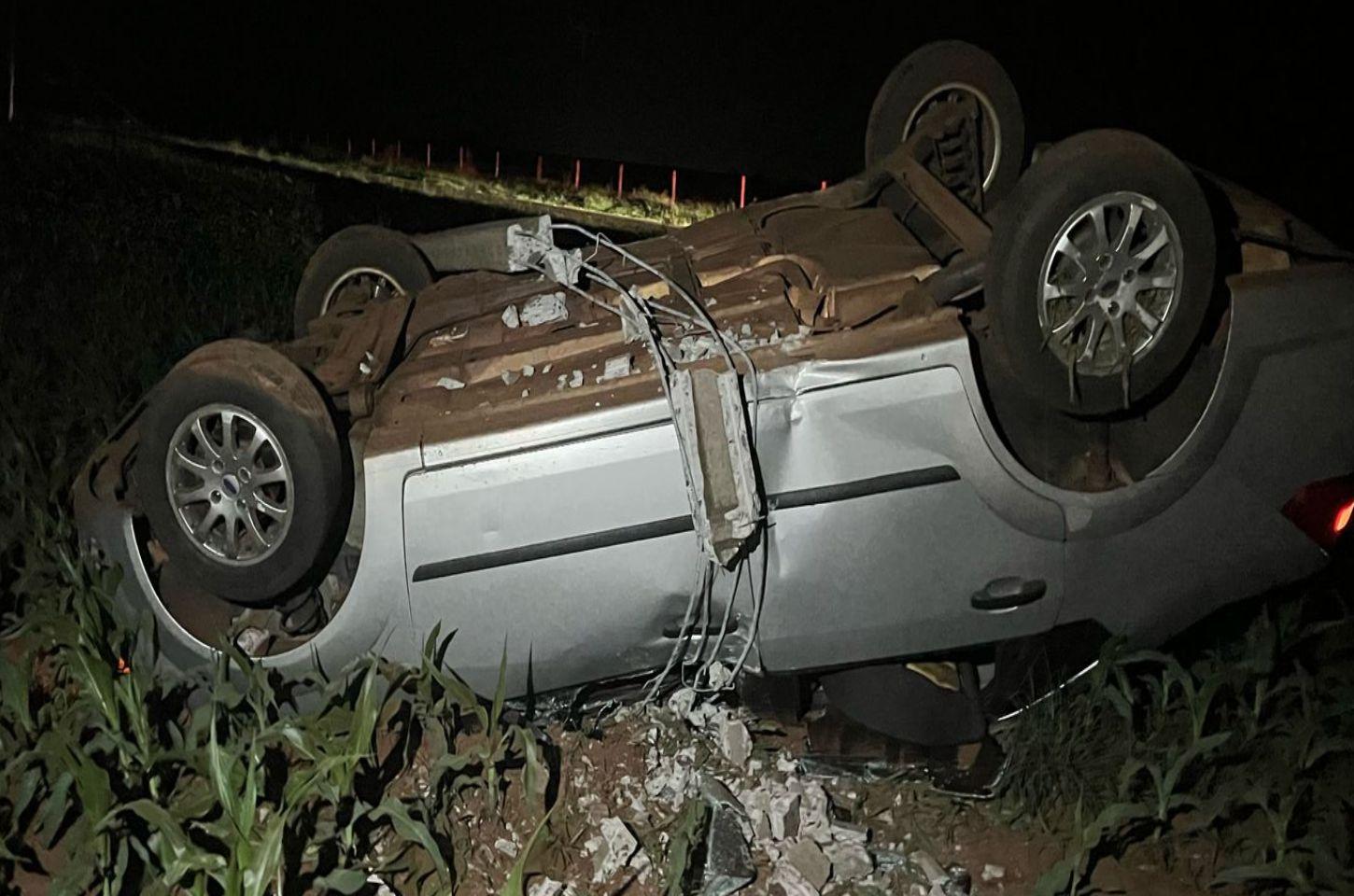 Condutora fica ferida após carro capotar na PR-182, em Francisco Alves.