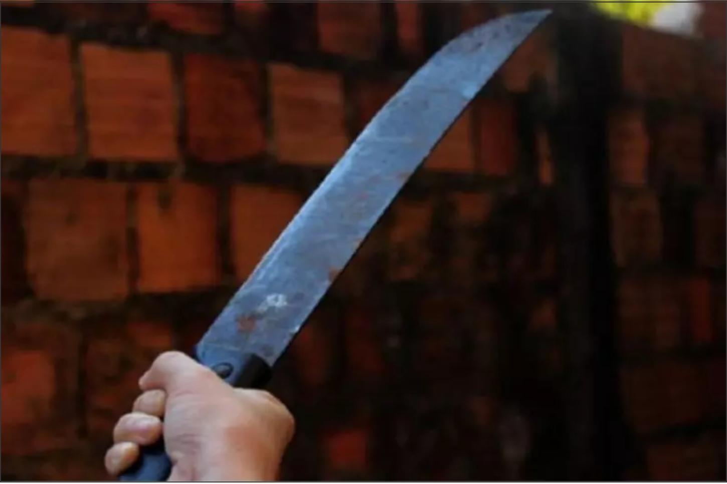 Homem descumpre medida protetiva e ameaça ex-companheira com facão em Altônia