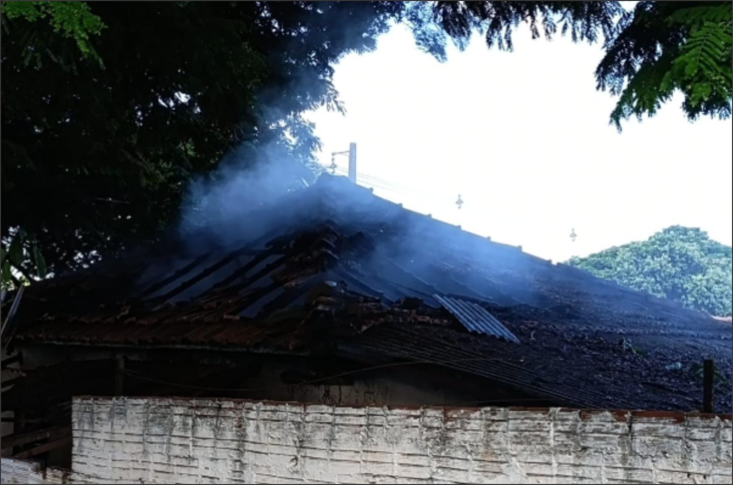 Incêndio consome parte da residência de professora aposentada em Iporã; cachorrinho é salvo com queimaduras pela Defesa Civil