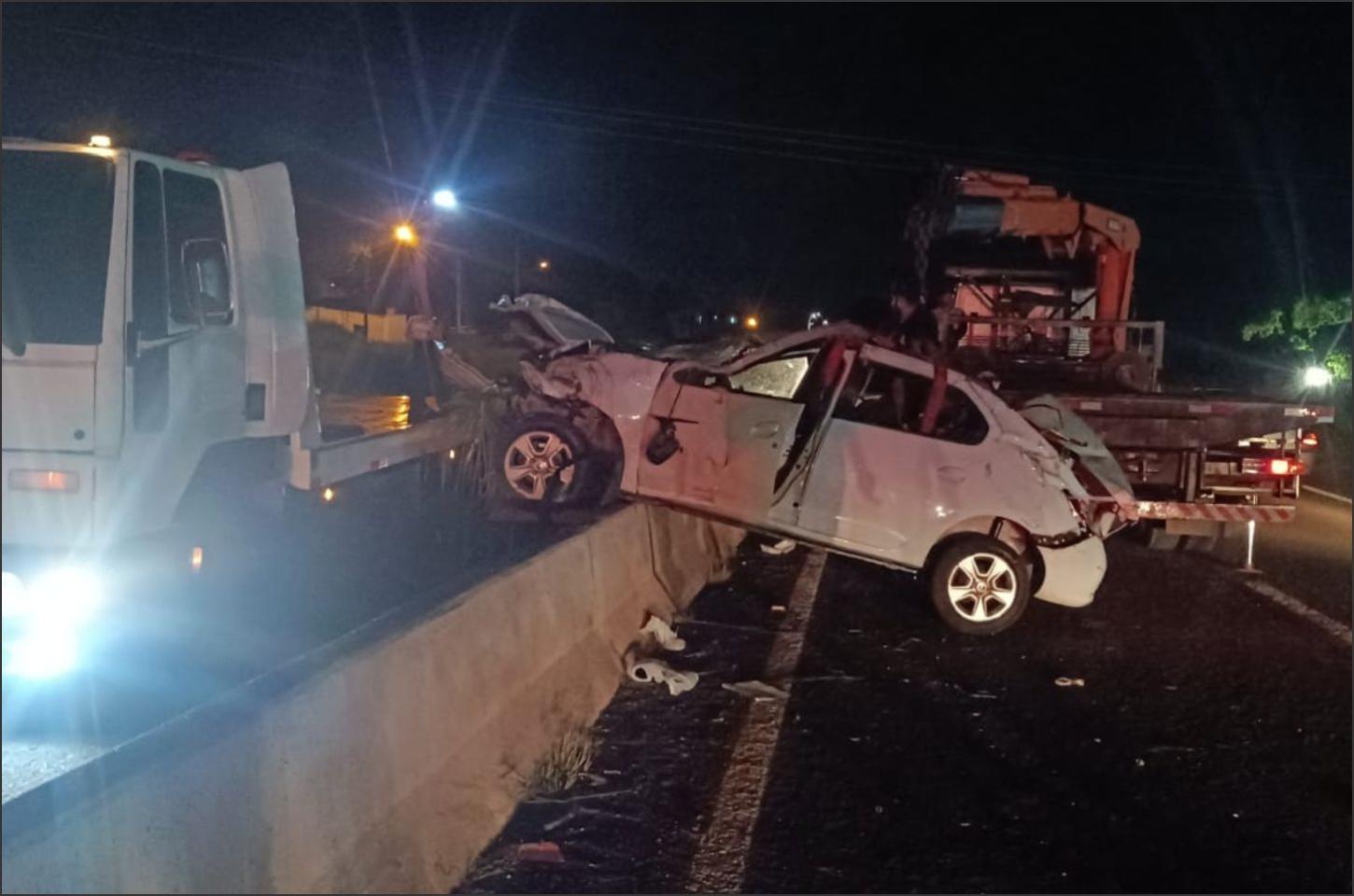 Jovem escapa ileso após carro capotar em rodovia de Cascavel; veículo com placas de Alto Piquiri ficou sobre barreira de concreto