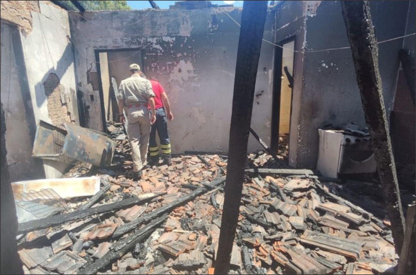 Mulher é presa em flagrante por suspeita de duplo homicídio culposo após incêndio em Tapira