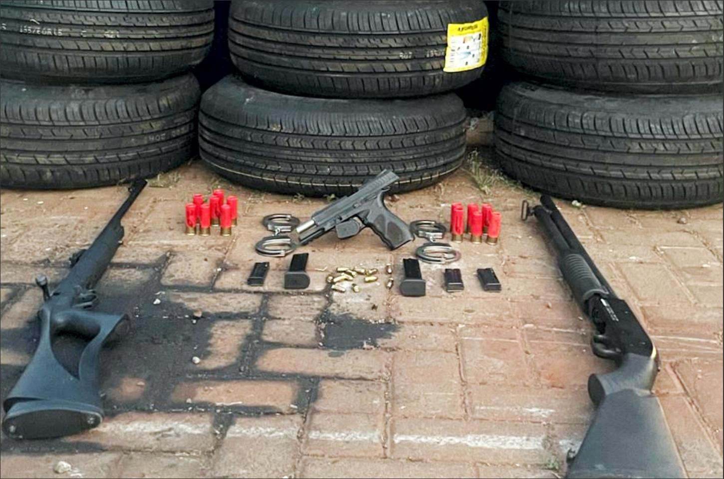 BPFRON e PF Apreendem Armas de Fogo, Munições e Pneus Contrabandeados em Francisco Alves