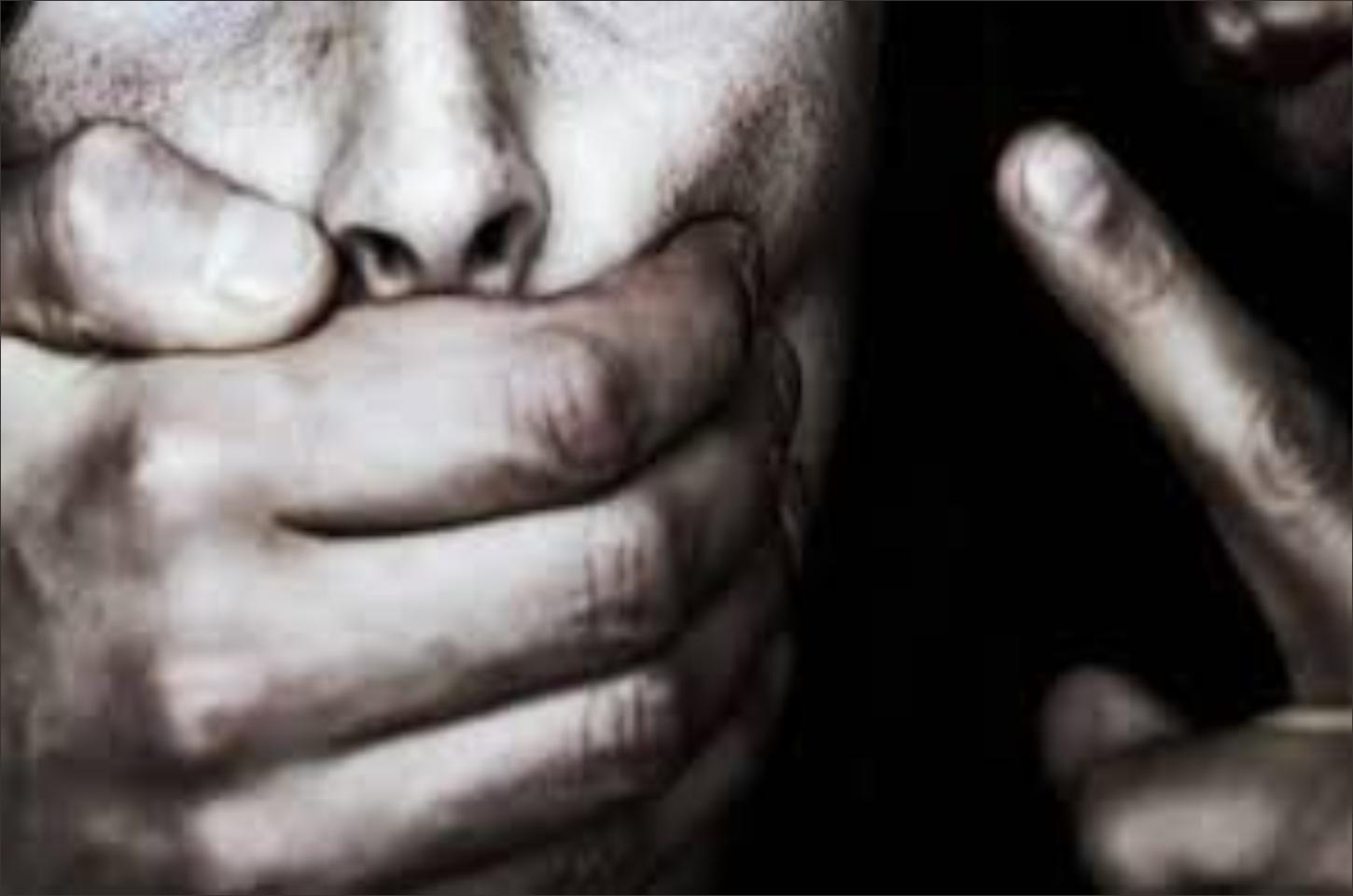 Homem embriagado ameaça esposa e enteado com faca e tenta atear fogo neles na cidade de Pérola