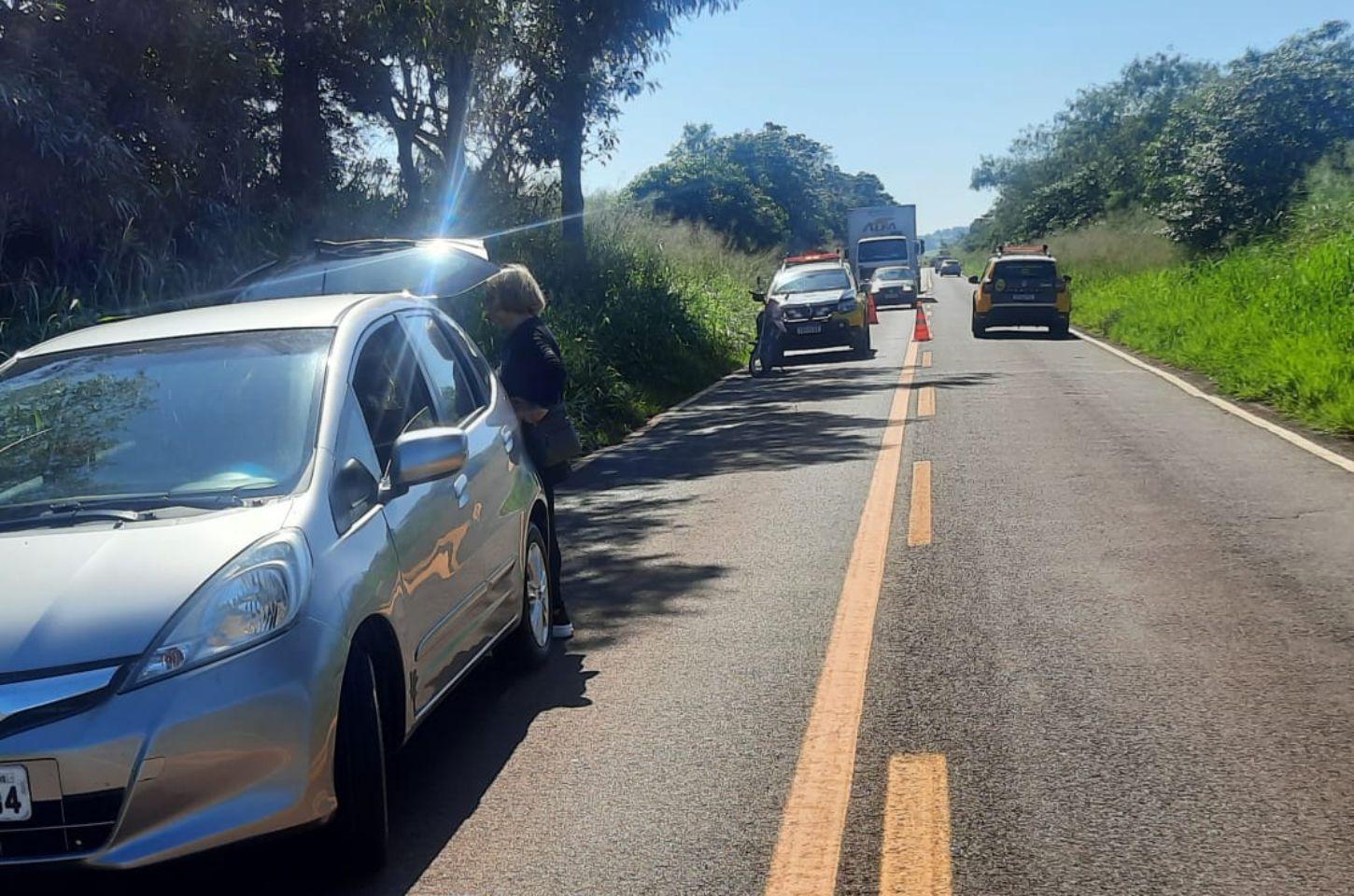 Motociclista sofre ferimentos leves após colisão lateral com carro na PR-490, em Altônia