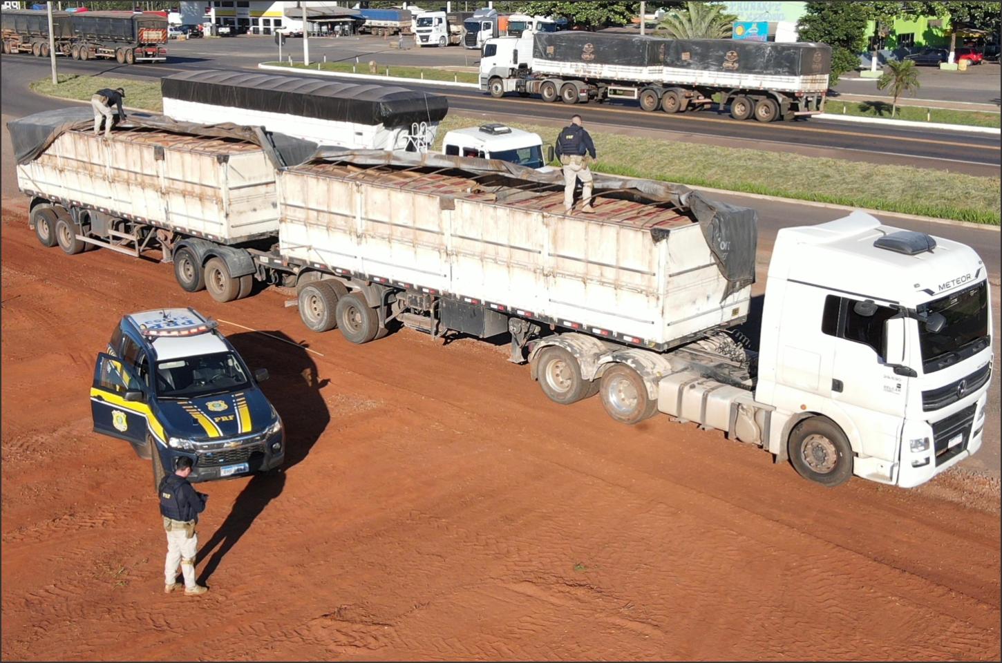 PRF apreende 600 mil maços de cigarros contrabandeados na BR-163 em Terra Roxa