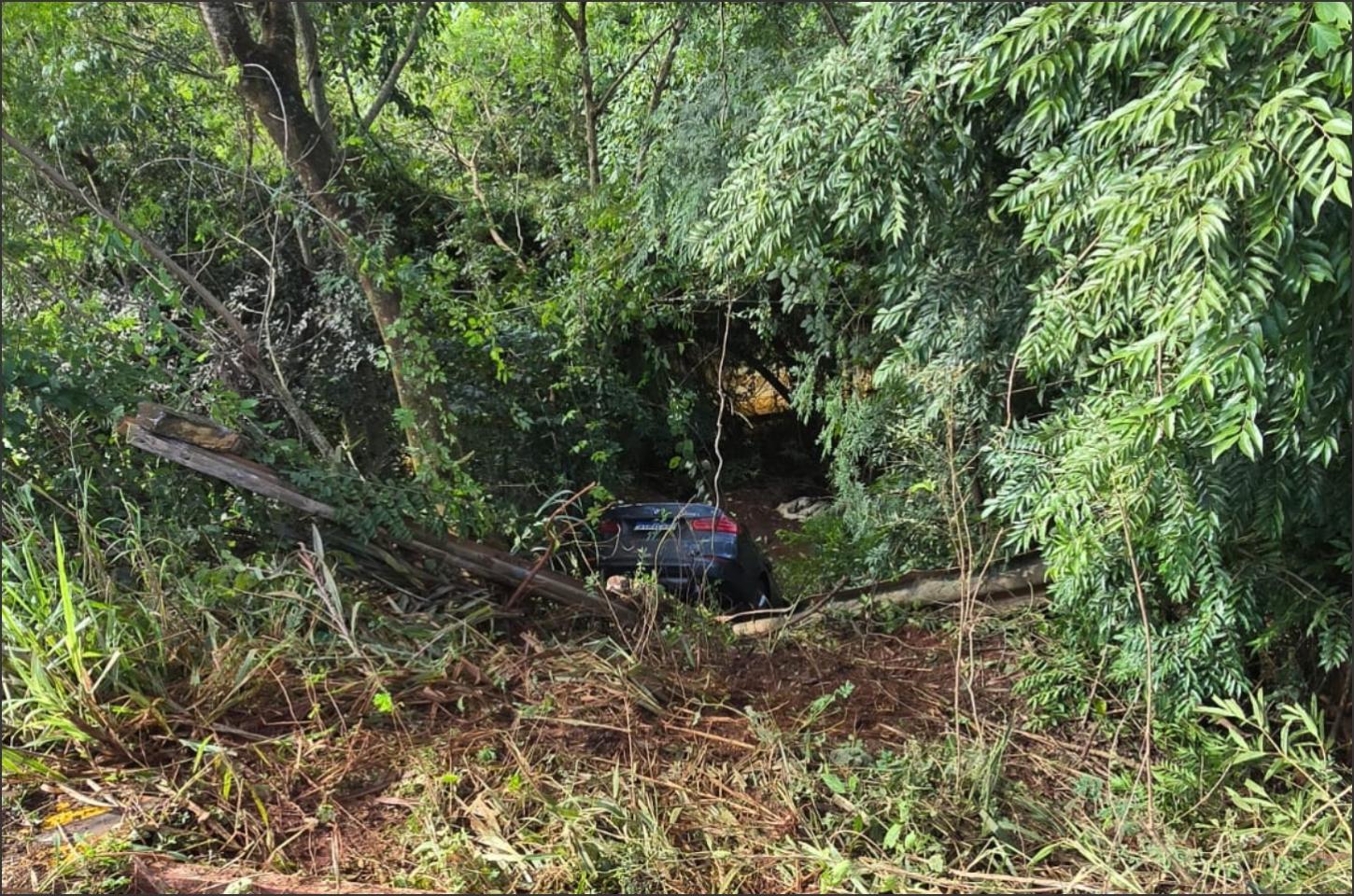 Condutor sai da pista e colide contra defensa metálica na PR-317, entre Jesuítas e Formosa do Oeste