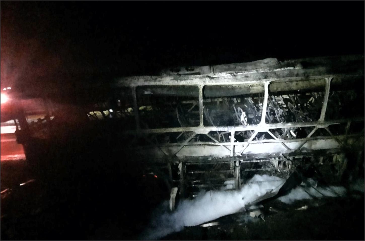 Ônibus é completamente tomado por chamas na PR-182 entre Palotina e Toledo