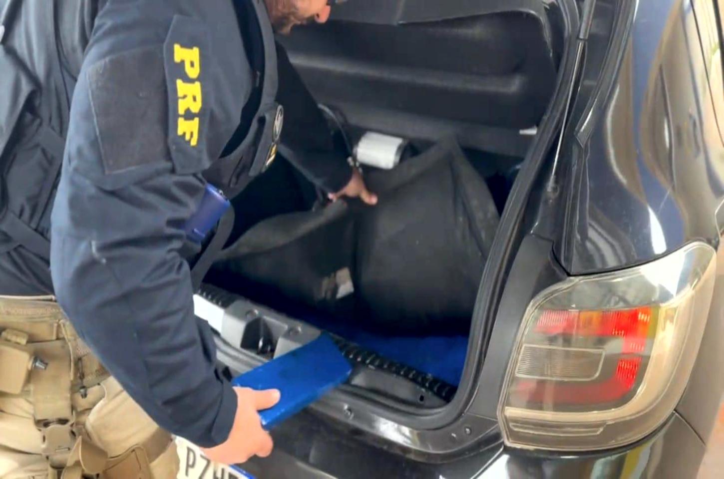 PRF apreende mais de 100 kg de maconha em carro na BR-487 em Alto Paraíso