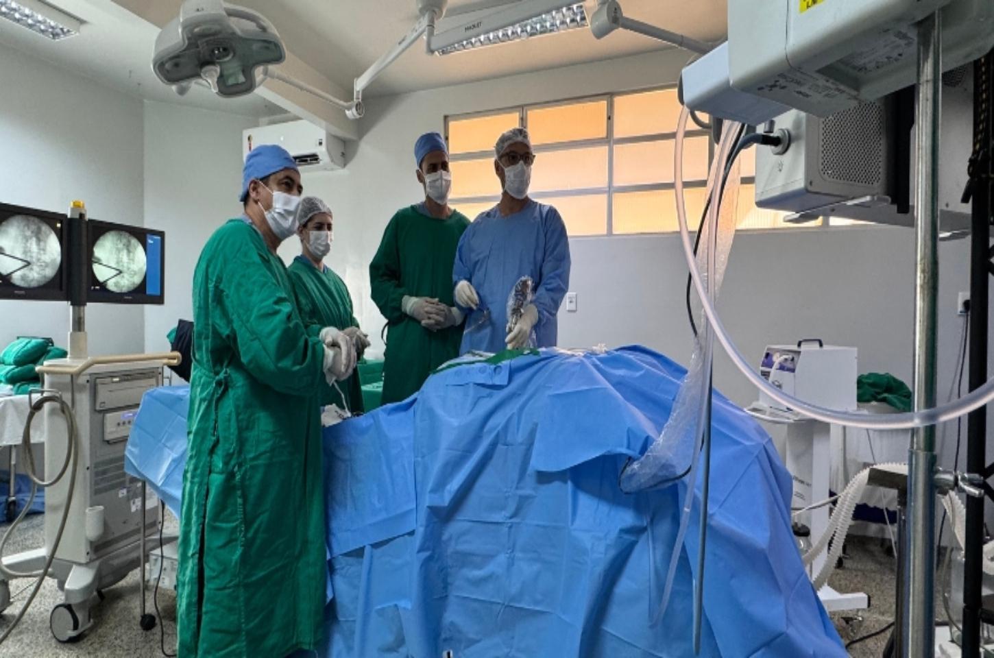 Cirurgia inédita em Umuarama traz nova esperança a pacientes com problemas na coluna
