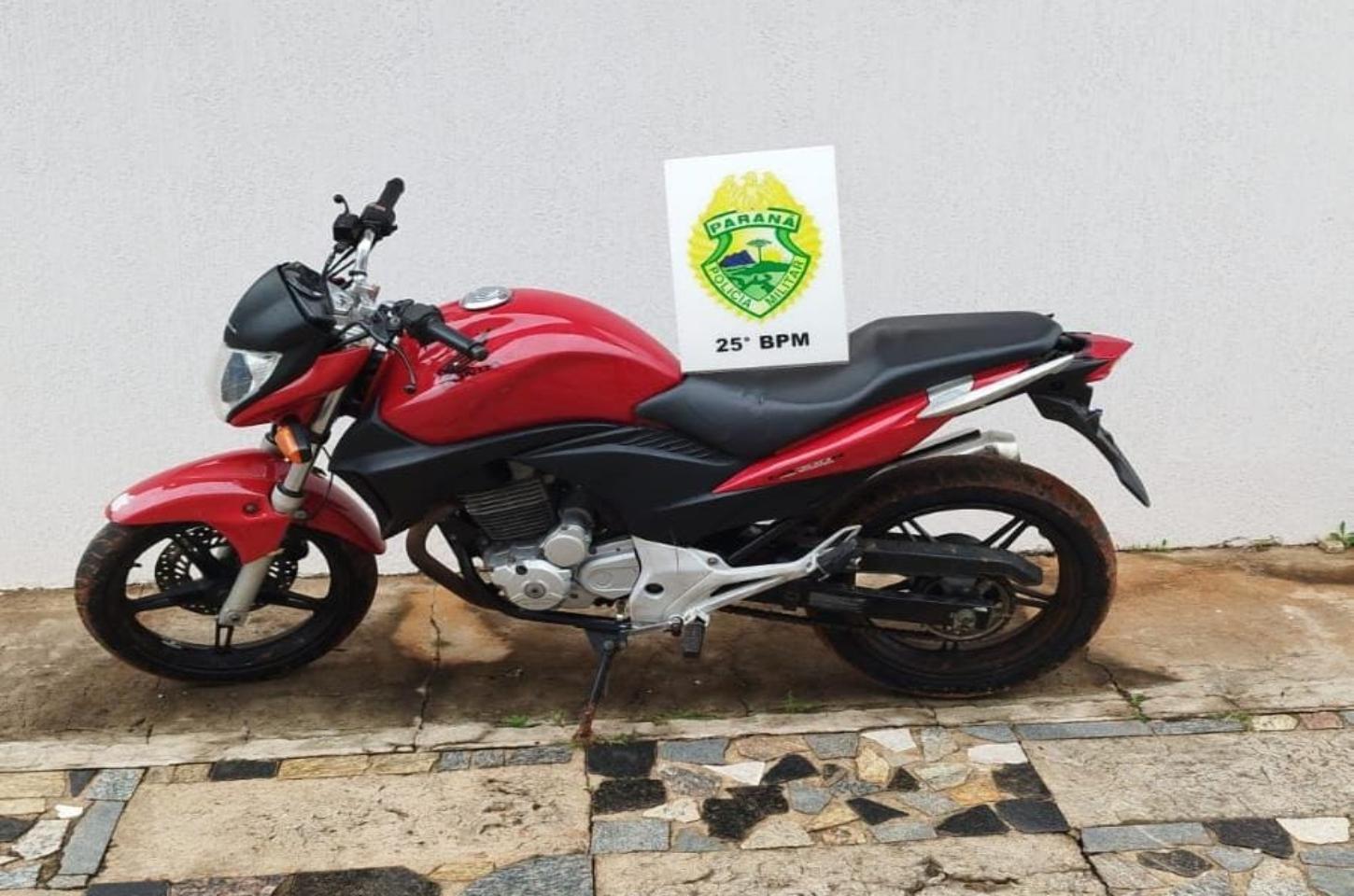 Motocicleta com sinais adulterados é encontrada abandonada em estrada rural de Iporã